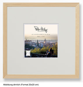 Peter Hadley Nina 20x20 cm. naturel, houten fotolijst met Passepartout 13x13 cm.