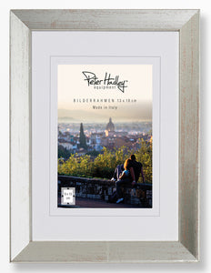 Peter Hadley Nina 13x18 cm. zilver, houten fotolijst